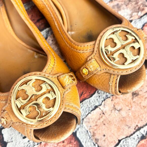 Tory Burch Camel Tan Selma Wedge Gold Logo Peep Toe Shoe Size 7.5 *PLEASE READ* - Picture 1 of 9